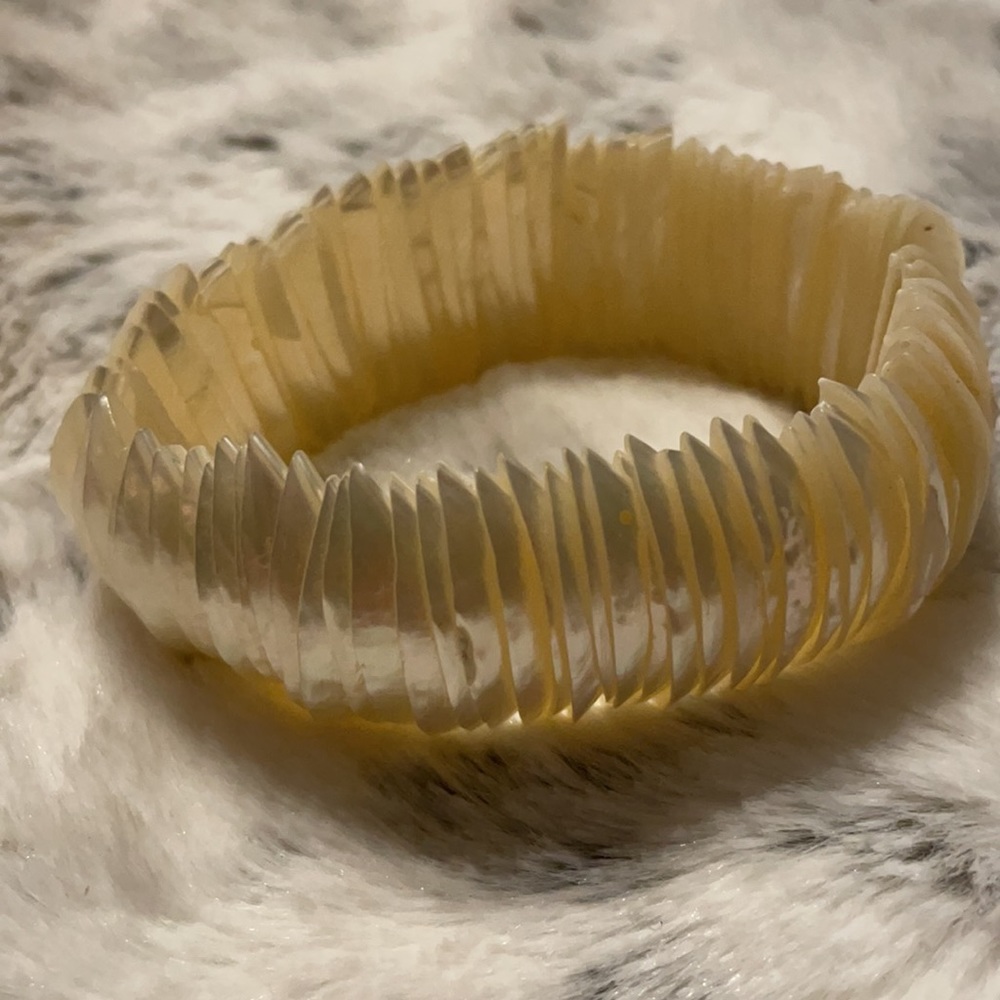 Stretchy Shell Bracelet - Picture 4 of 6